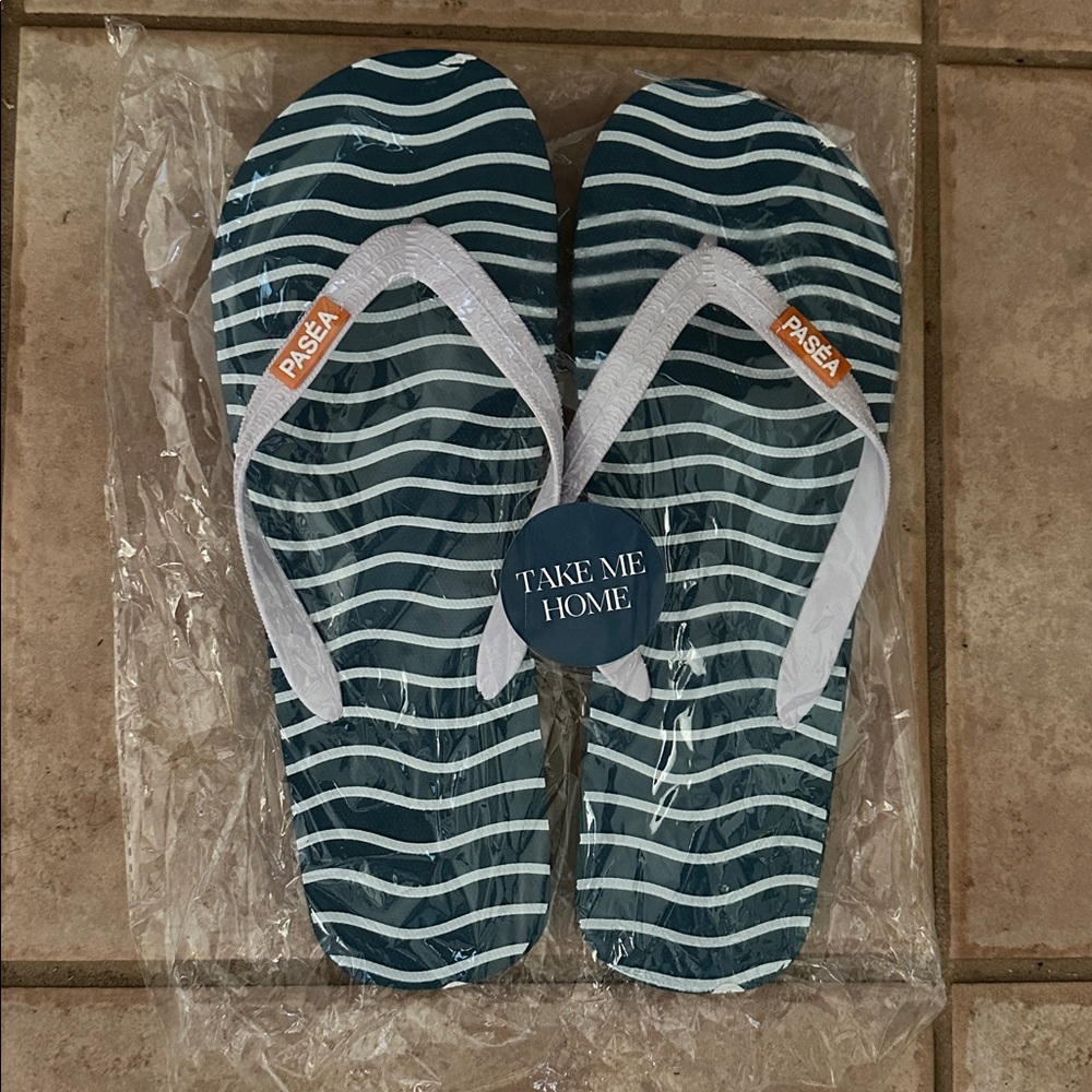 NWT Pasea Hotel Flip Flops